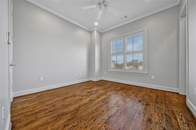 Building Photo - 3002 Mid Ln