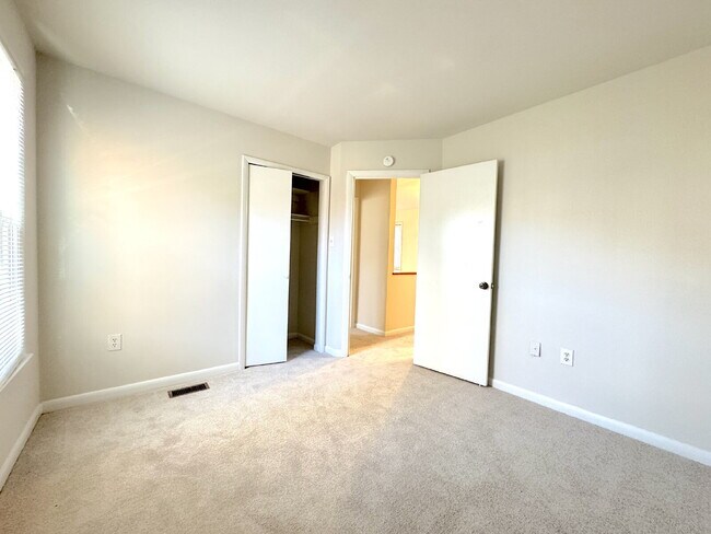 Building Photo - Lake Ridge Gem: Your Inviting Home Awaits!