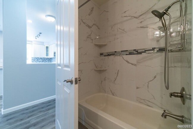 Building Photo - Spacious, Clean, Renovated 2BR/2BA/2Pkg in...