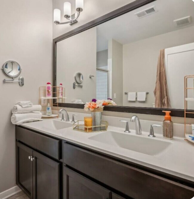 Building Photo - 721 Parkside Pl NE