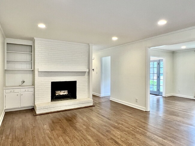 Building Photo - LUXURIOUS LANSDOWNE RETREAT!