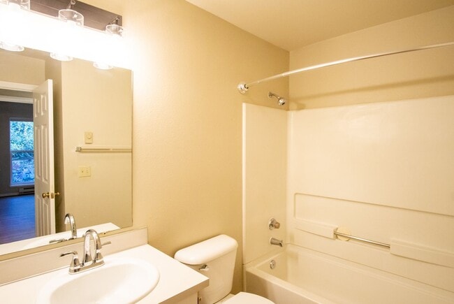 Building Photo - Top Floor 2/2 w/Condo Finishes + Vaulted Ceilings!!