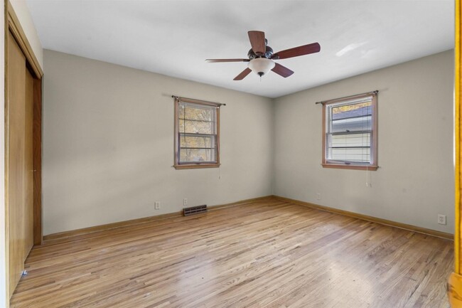 Building Photo - 3032 W 9th St