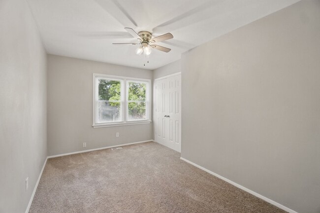 Building Photo - Mangold Real Estate - Conveniently Located...