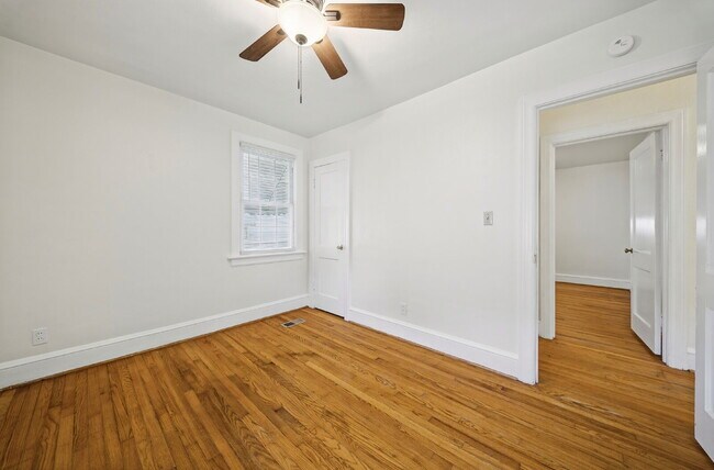 Building Photo - Updated 2-bedroom 1 bath with fenced in yard-PETS allowed-Norfolk
