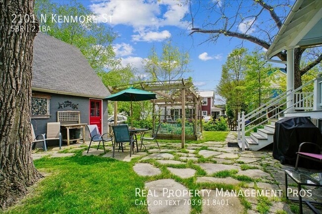 Building Photo - 2101 N Kenmore St