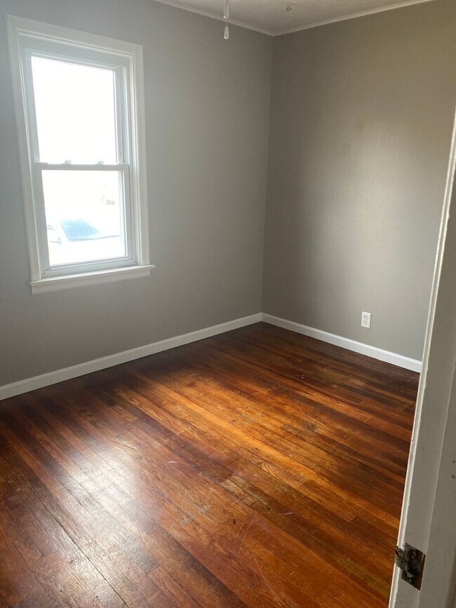 Building Photo - Three Bedroom House