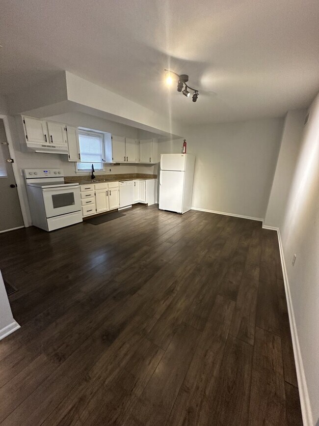 Kitchen/ eat in kitchen - 1682 Park Rd