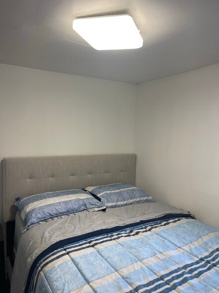 Building Photo - 4926 W Medill Ave