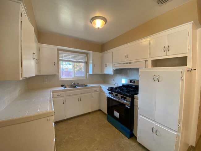 Building Photo - 1545 W Sussex Way