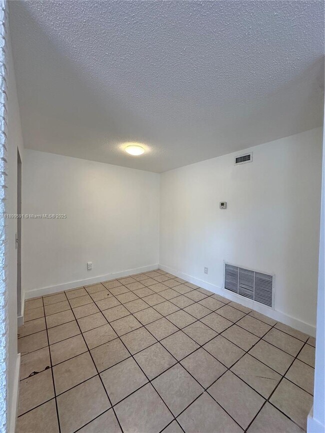 Building Photo - 16980 N Miami Ave