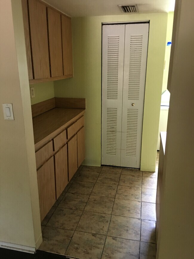 Building Photo - 303 Gardens Dr