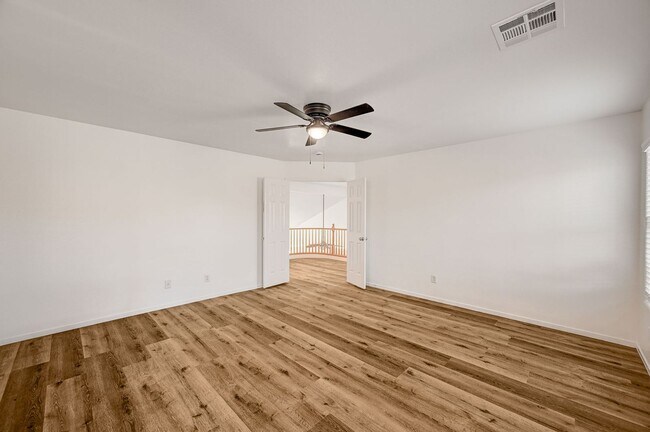 Building Photo - Stunning 4 Bed 2.5 Bath!
