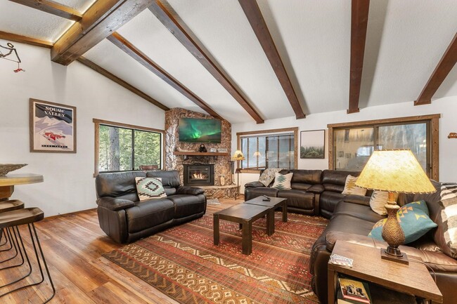 Building Photo - SKI LEASE: Ranch Home with Garage & Gas Fireplace!