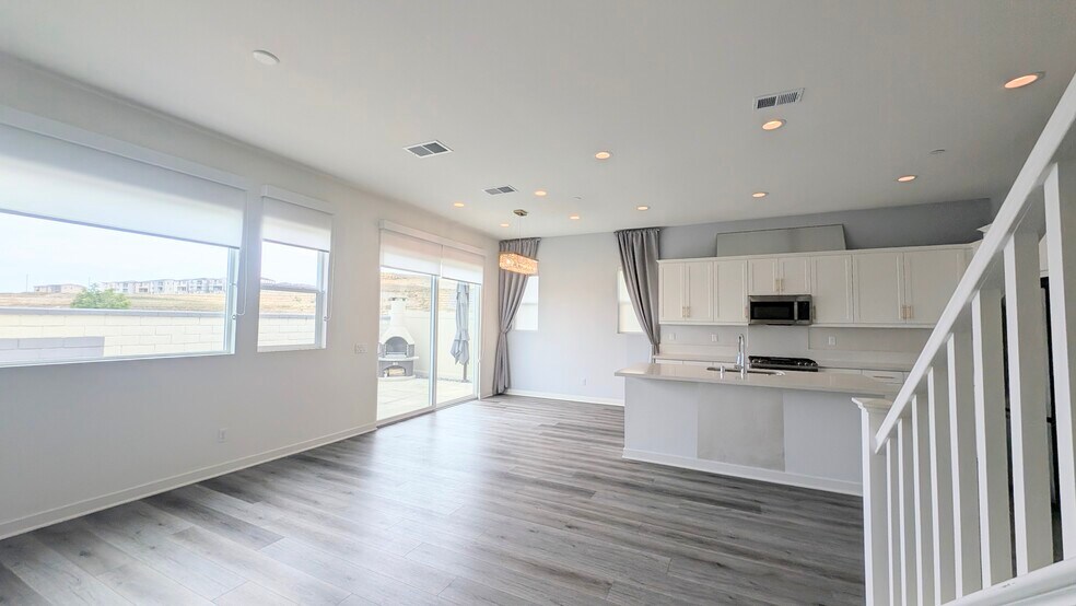 Building Photo - 450 Clubhouse Dr