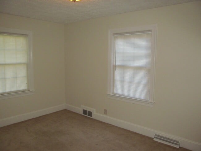 Building Photo - 3 bed/1 bath Off Polo Rd