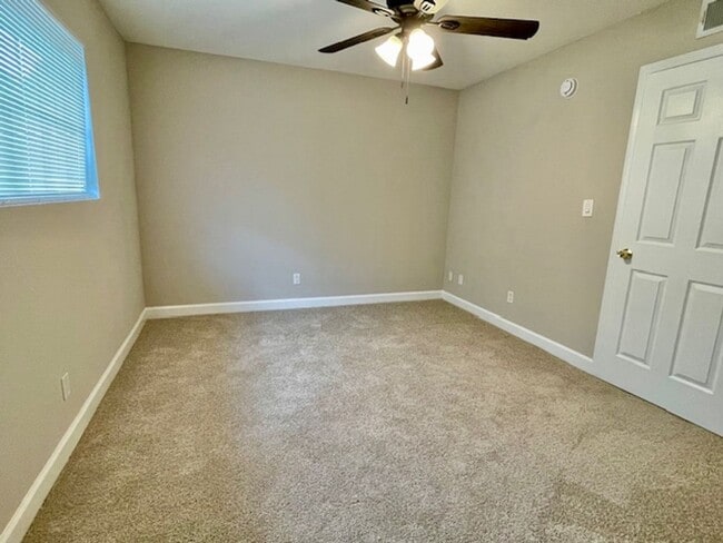 Building Photo - 2 Bedroom 2 Bath Townhome