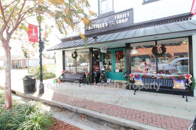 Building Photo - 402 E 3rd St