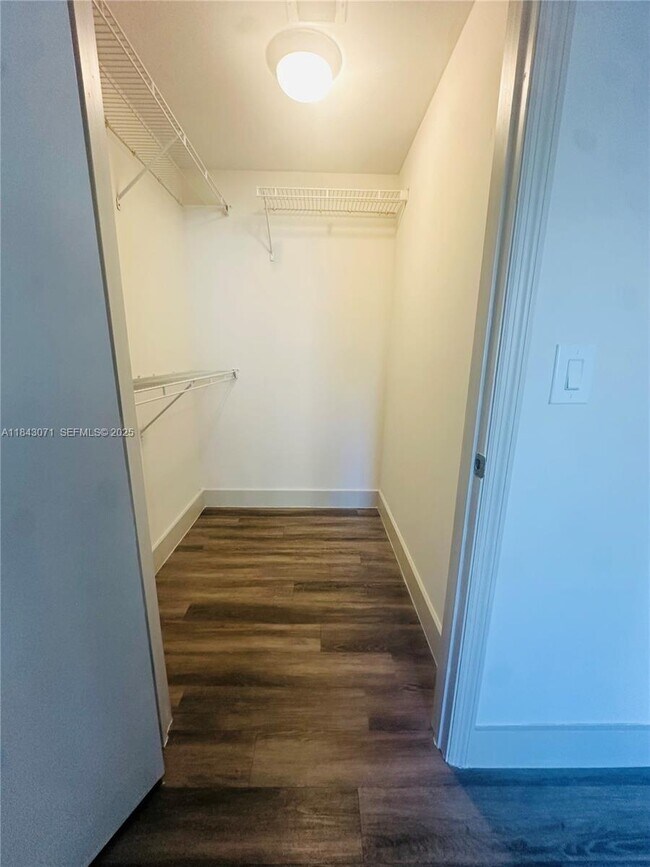 Building Photo - 817 SE 2nd Ave