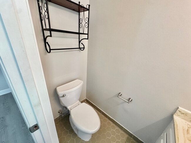 Building Photo - 5595 Briarwood Dr