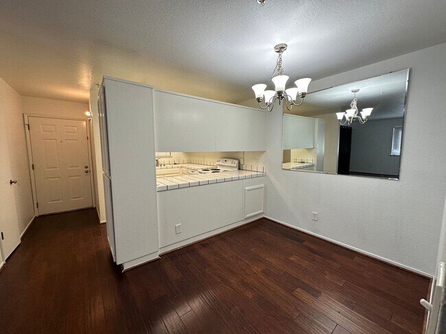 Building Photo - Perfect blend of convenience and comfort 2/2 San Mateo