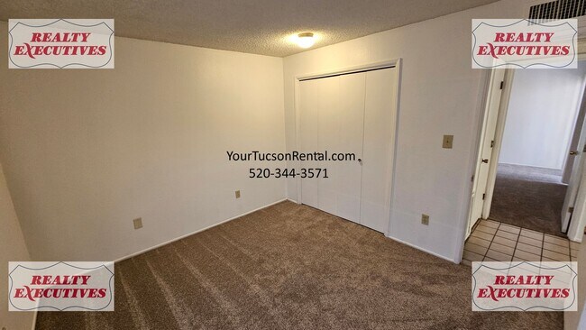 Building Photo - Fort Lowell & Campbell 2/1 - A/C and all appliances