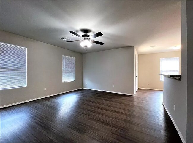 Building Photo - Beautiful 3-Bedroom Home with Easy Access ...