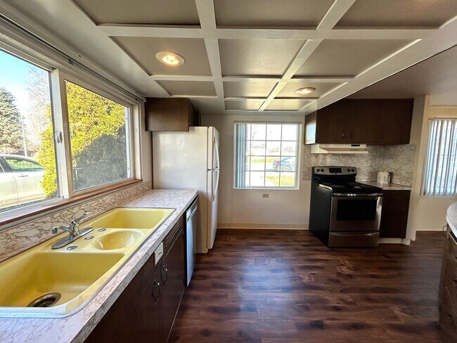 Building Photo - Unique 5 Bedroom Home