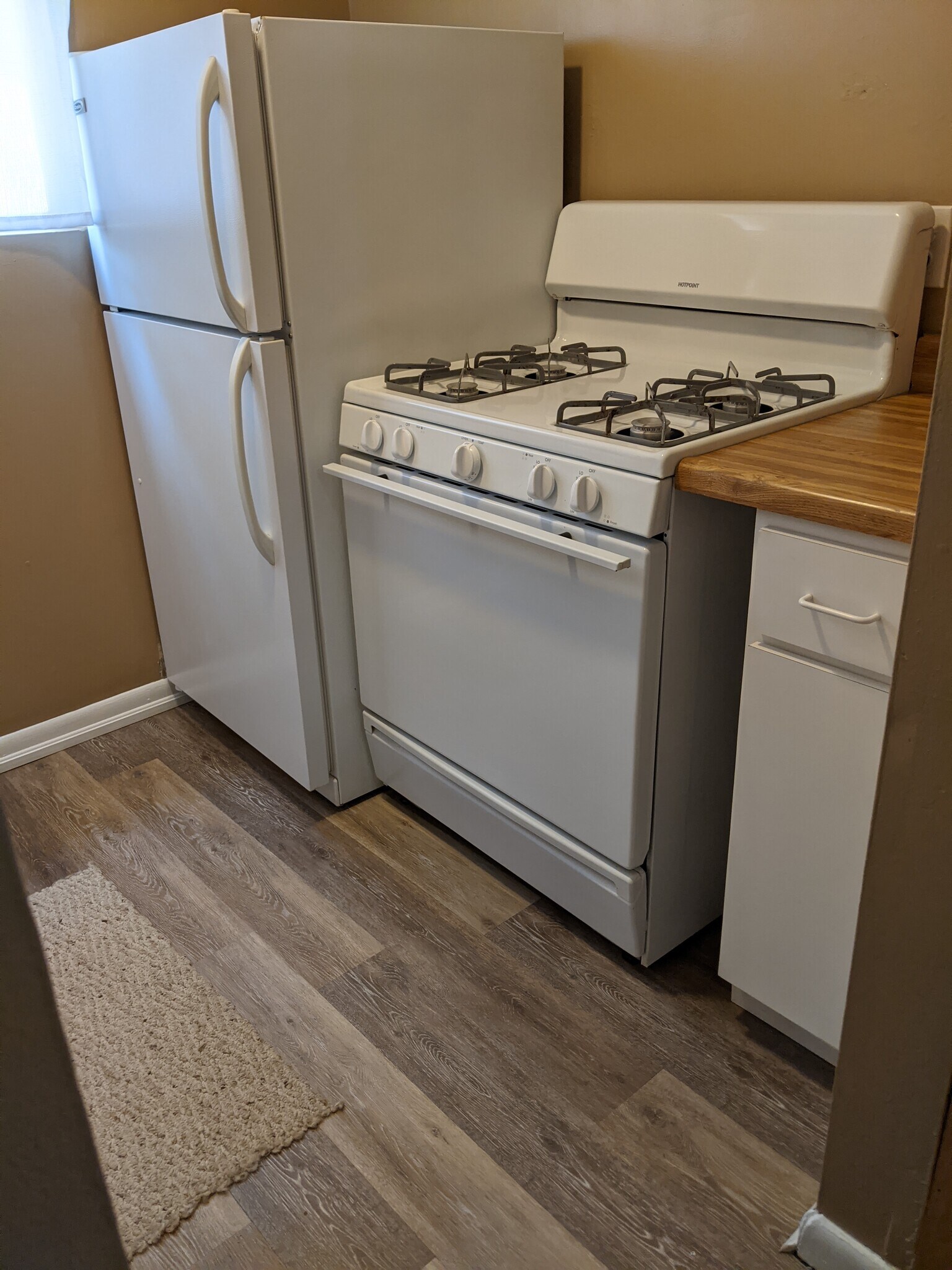Kitchen: Gas range, refrigerator - 109 Washington Avenue