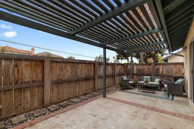 Building Photo - 2 BR Townhome in Escondido w/ 2 car garage