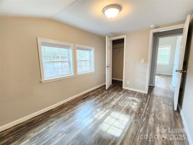 Building Photo - 1423 Oakshade Ave