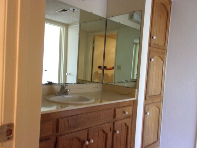 Building Photo - 411