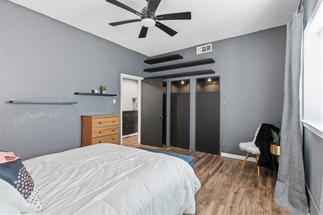 Building Photo - 343 8th St NE