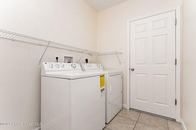 Building Photo - 1695 Litchfield Dr
