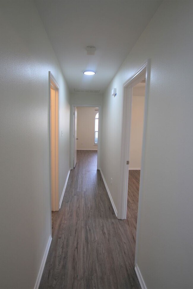 Building Photo - Beautifully updated 3 bedroom 2 bath home ...