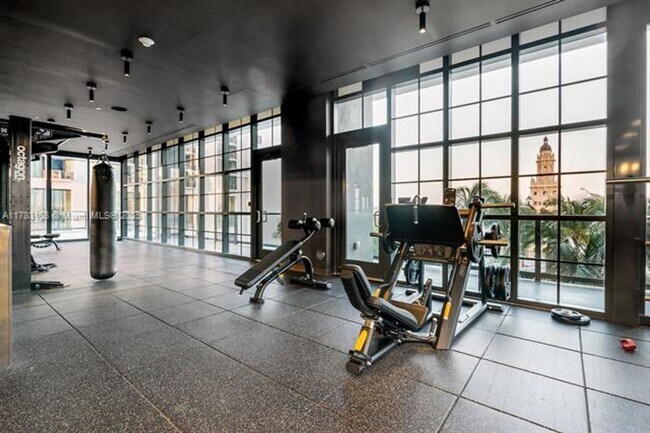 Building Photo - 601 NE 1st Ave