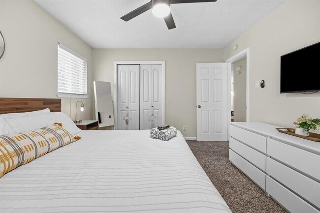 Building Photo - 11301 Oakwood Dr