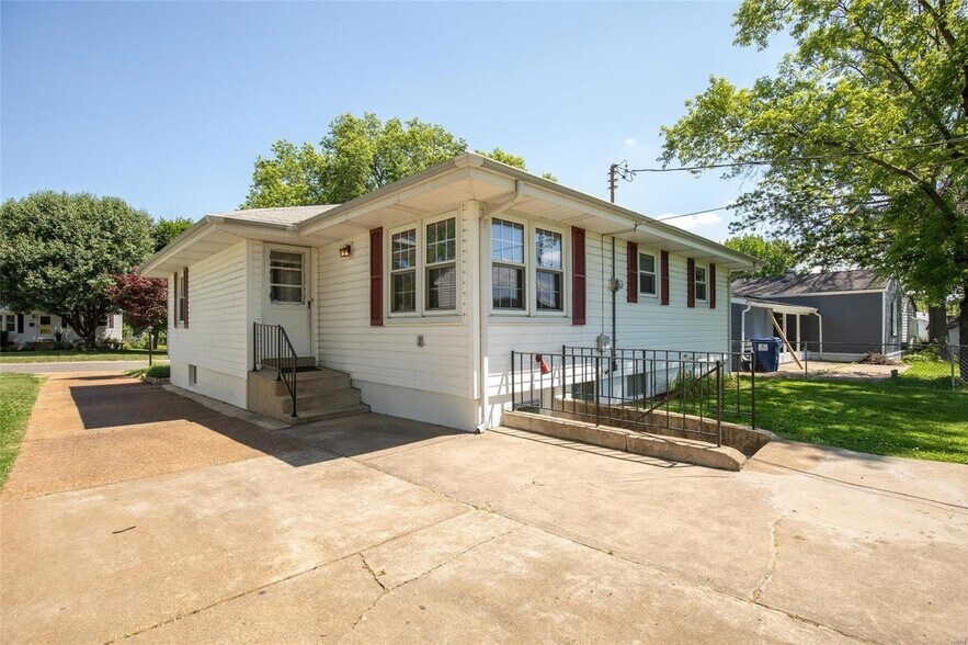 Building Photo - 130 St Maurice Ln