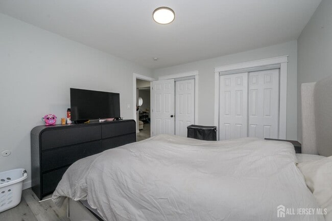 Building Photo - 289 Main St