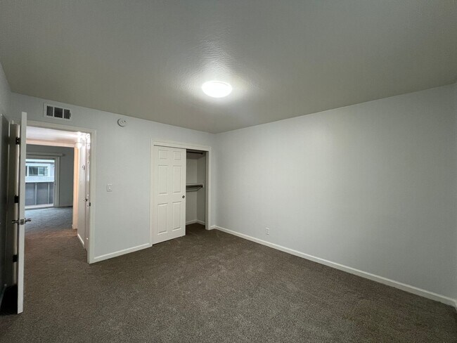 Building Photo - Newly updated 2 bedroom 1 bath unit