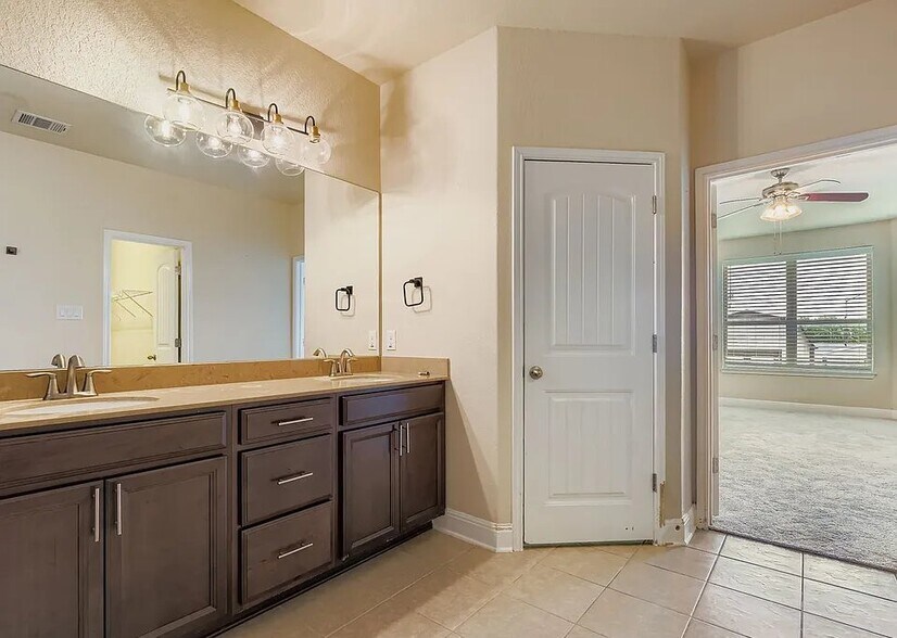 Building Photo - 220 Heavenly Vw