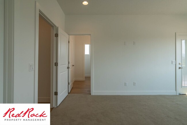 Building Photo - End Unit Townhome in Washington Fields wit...