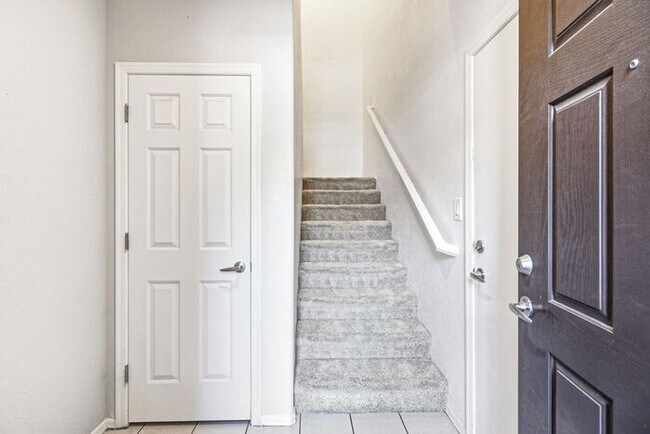 Building Photo - Beautiful townhouse for Rent!
