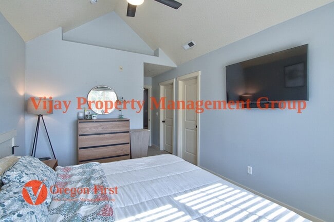 Building Photo - 825 NE Wheelock Pl