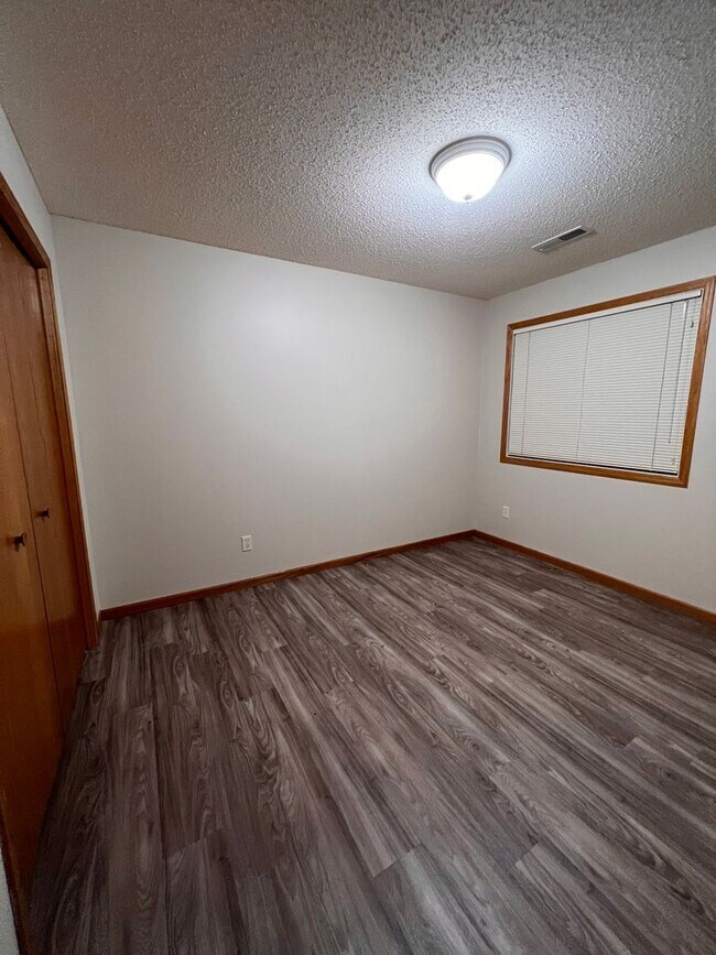 Building Photo - 2 Bedroom Town Home, FLEXIBLE MOVE IN DATE!