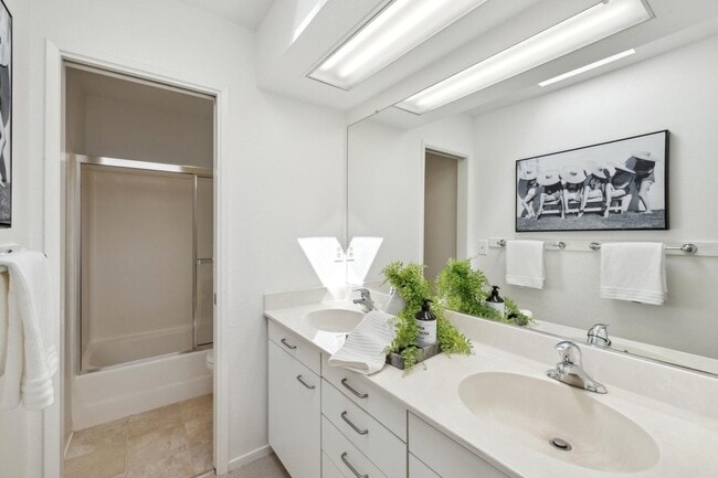 Building Photo - Delightful 3/3bth End-Unit Townhouse in Ce...
