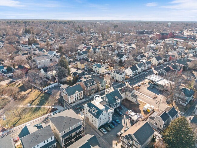 Building Photo - 303 Islington St