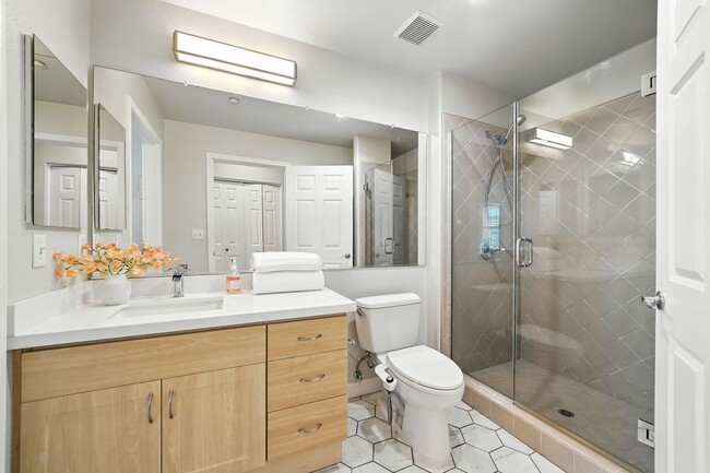 Building Photo - Spacious Andante Top-Floor 2/2 Condo Available Now!