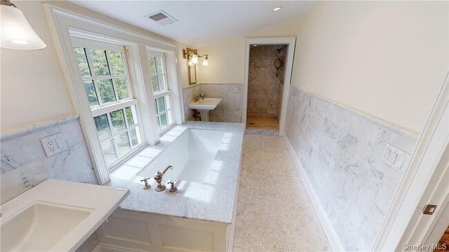 Building Photo - 225 S Barry Ave