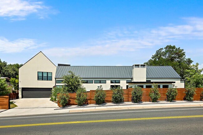 Building Photo - 2116 Kenwood Ave